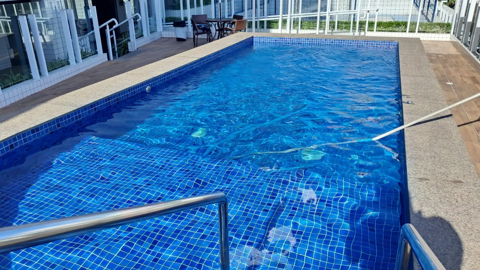 Tratamento e manutenção regular de piscina
